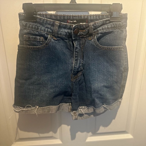 BDG Urban Outfitters Jean Shorts Women’s Size 2 Inseam 2” + Mom High Rise Denim - Picture 4 of 8